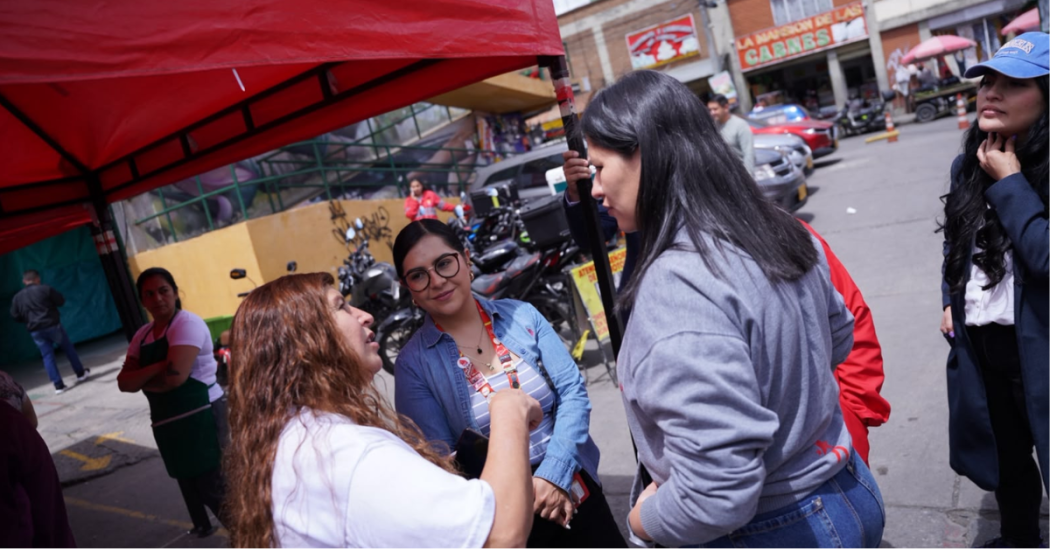 Foto de funcionarios ayudando a un ciudadano