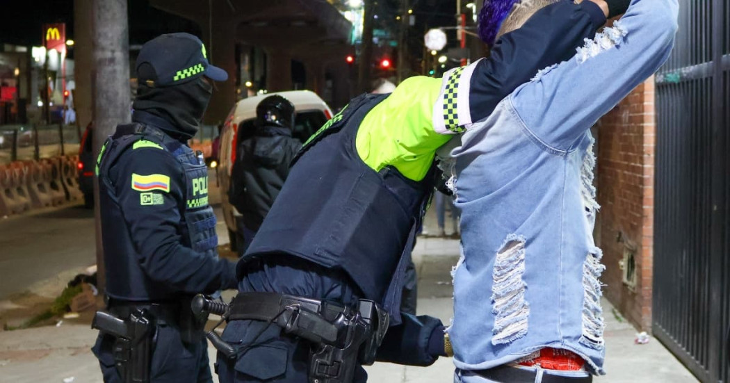 Un Policía requisando a un ciudadano
