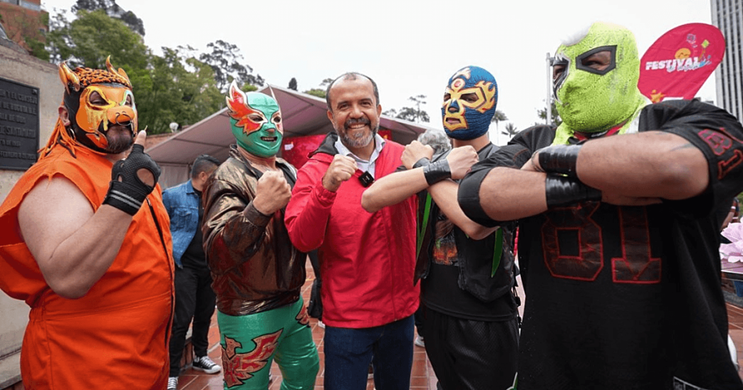 Director del IDRD, Daniel García Cañón, posa en fotografía junto a luchadores que participarán en el Festival de Verano 2026 en Bogotá
