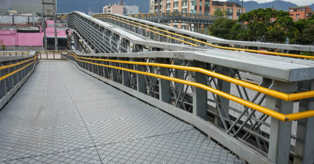 Imagen de un puente peatonal en Bogotá