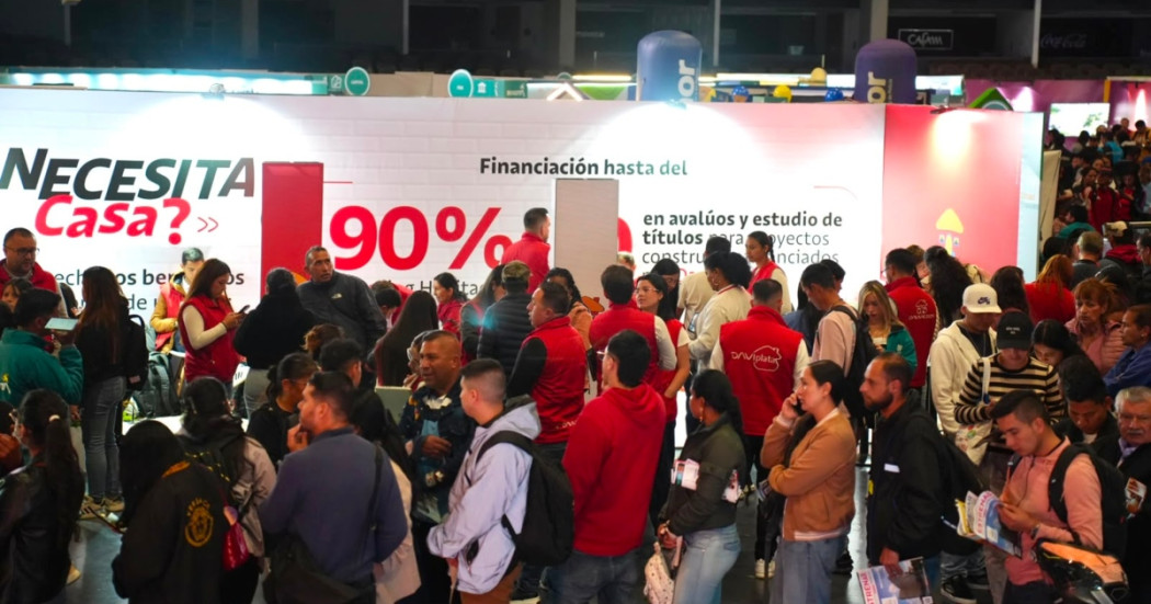 Foto que muestra personas reunidas en un espacio cerrado 