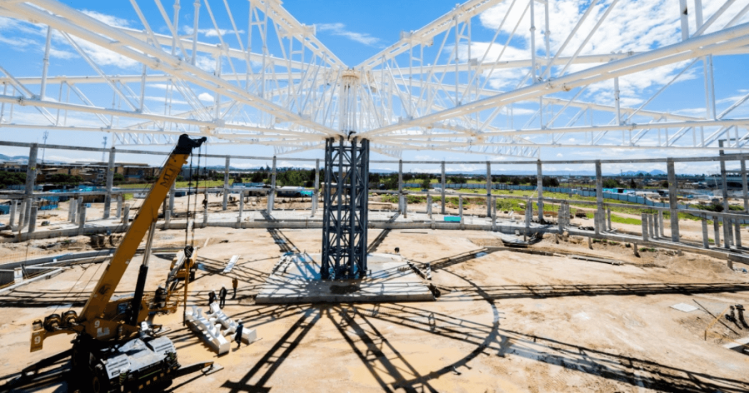 Estructura metálica de Gibraltar en construcción en Bogotá, con grúa, columnas de soporte y avances de obra de infraestructura recreativa del IDRD.