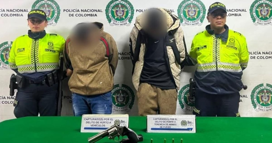 Dos capturados con dos policías