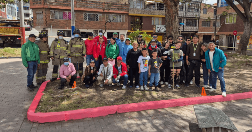 Comunidad, entidades distritales y voluntarios participan en jornada de recuperación del parque infantil del barrio La Alameda en Ciudad Bolívar