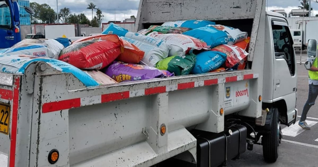 Camión de Bogotá transporta sacos de alimento para ayuda animal hacia Venezuela