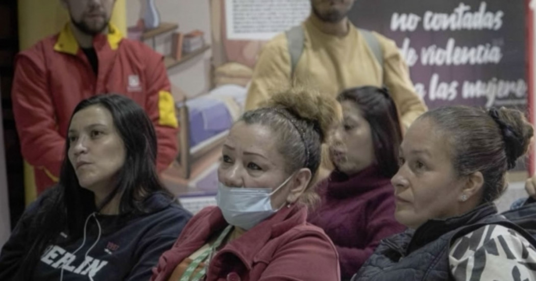 Mujeres en una reunión con la Secretaría de Planeación