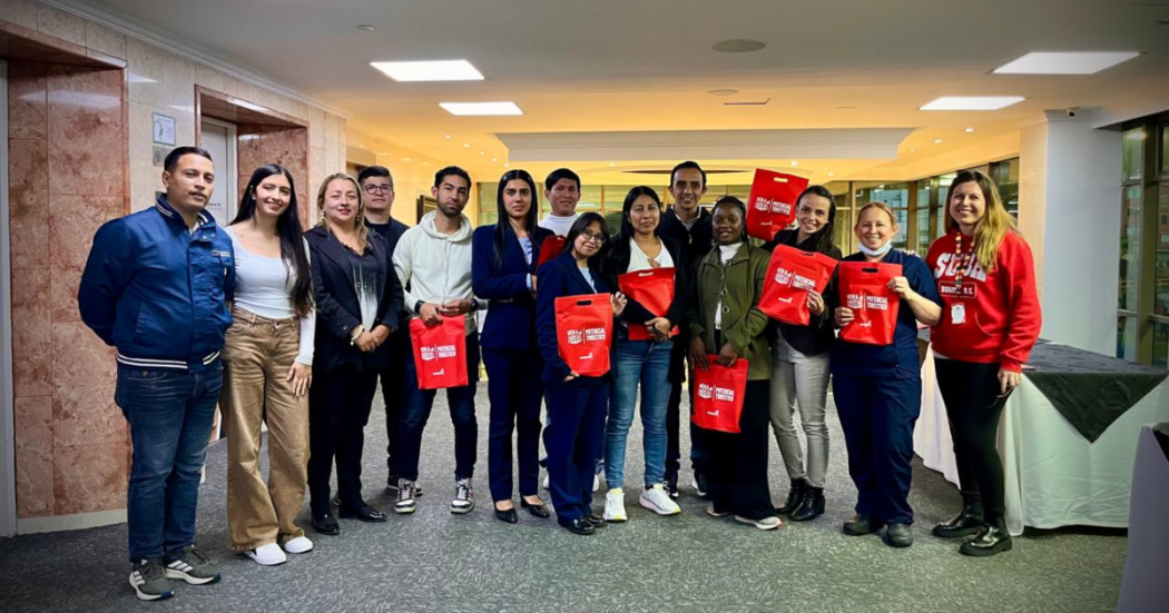 Imagen de un grupo de personas que recibió la beca de inglés
