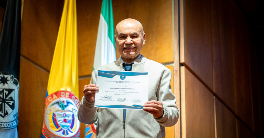 Foto de un adulto mayor con un certificado