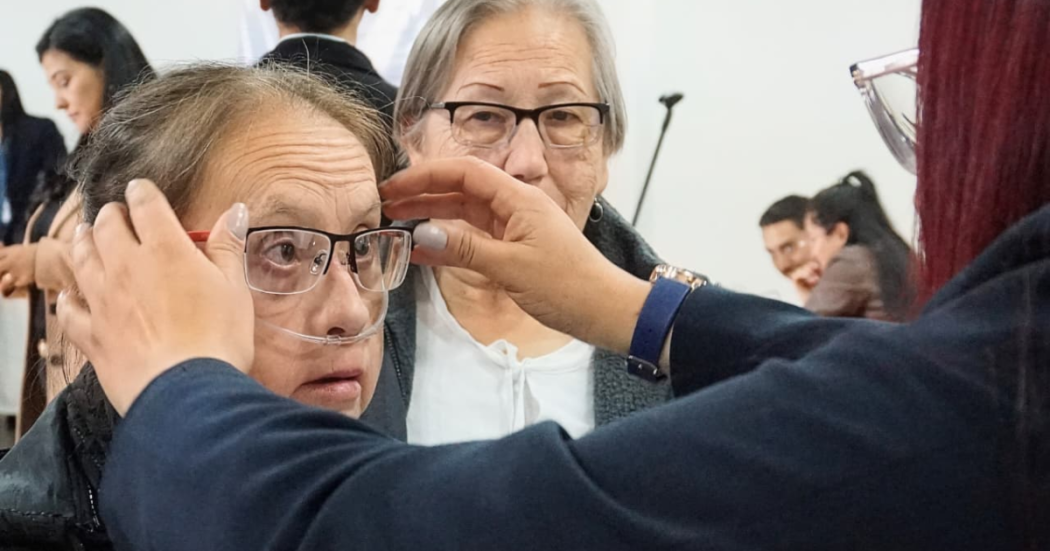 Imagen de personas mayores provandose diferentes gafas