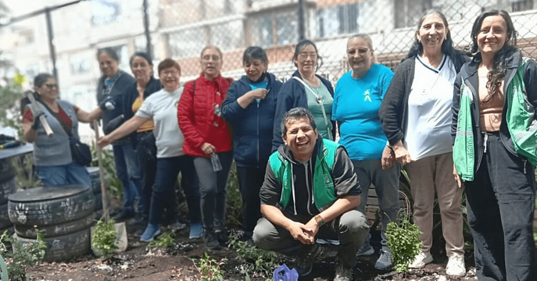 Personas mayores de San José de la Granja participan en la creación de un refugio para polinizadores en Engativá junto al Jardín Botánico de Bogotá.