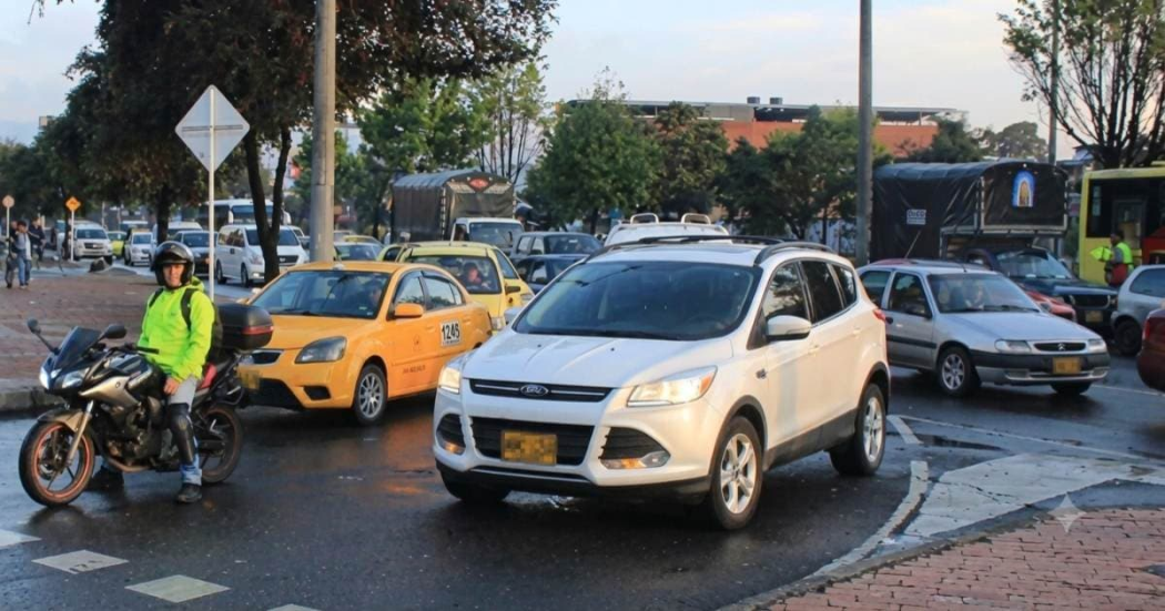 Foto de un vehículo de transporte especial rodando por las calles de Bogotá