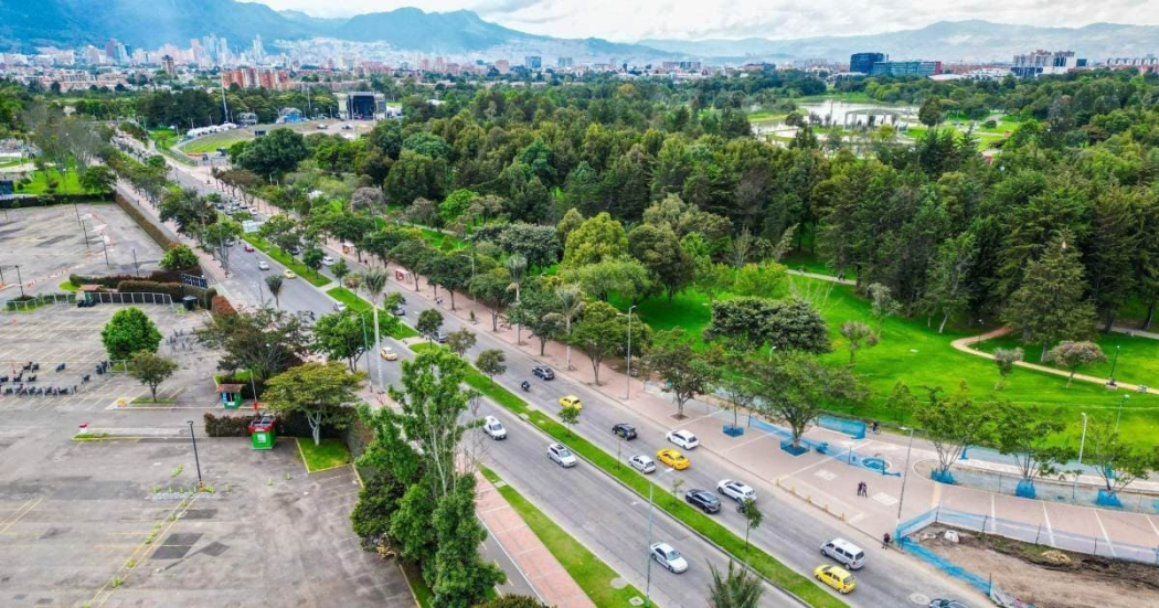 Foto de una vía de Bogotá donde se ven varios carros