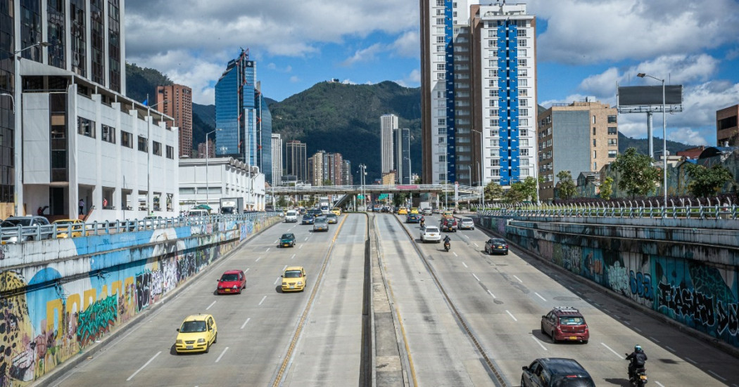 Foto que muestra vehículos andando por las calles 
