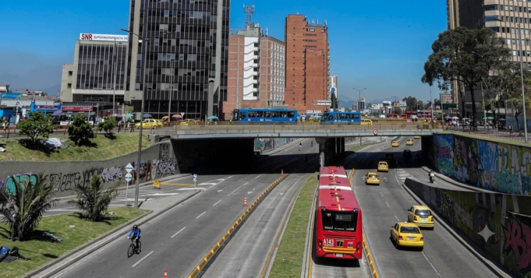 Foto de una vía de Bogotá donde se ven varios taxis 