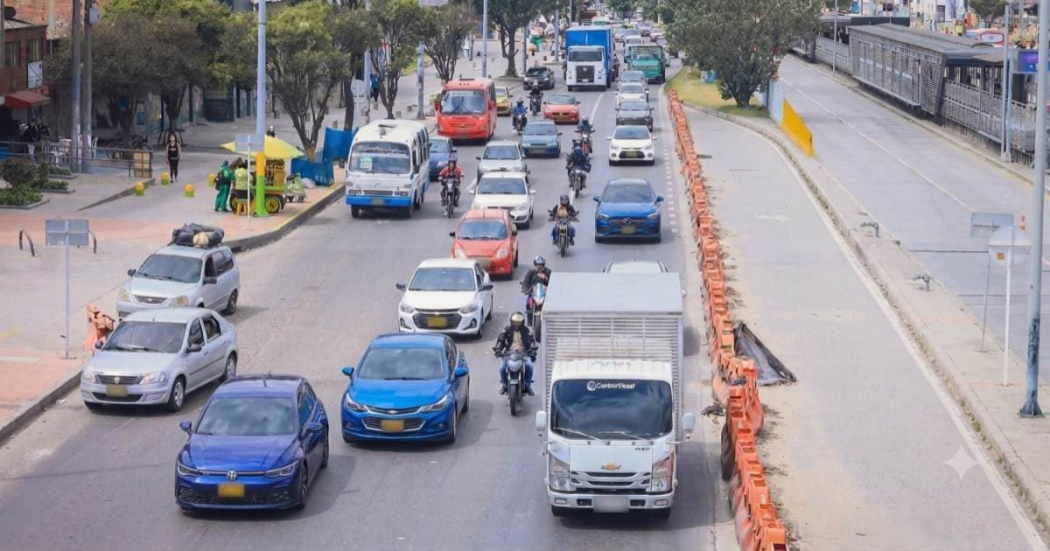 Foto de varios carros en una vía de Bogotá.