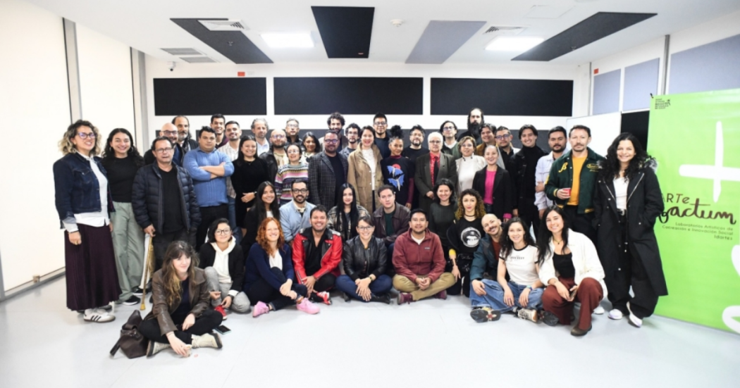 Imagen de participantes en los talleres de ideación y cocreación de Artefactum.