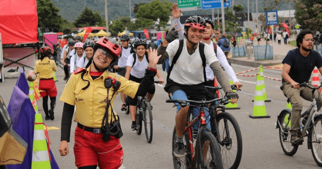 Ciclistas recorren la Ciclovía de Bogotá junto a Guardianes de la Ciclovía del IDRD durante una jornada recreativa con actividades deportivas, señalización vial y espacios para la movilidad activa.