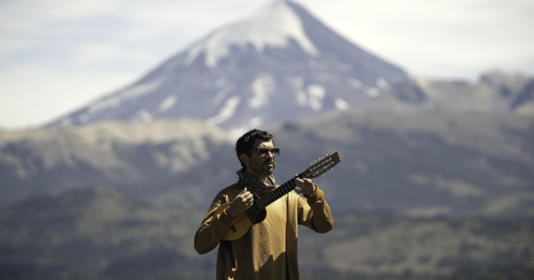 Imagen de Facundo Salgado tocando guitarra con un fondo de la cordillera de los Andes