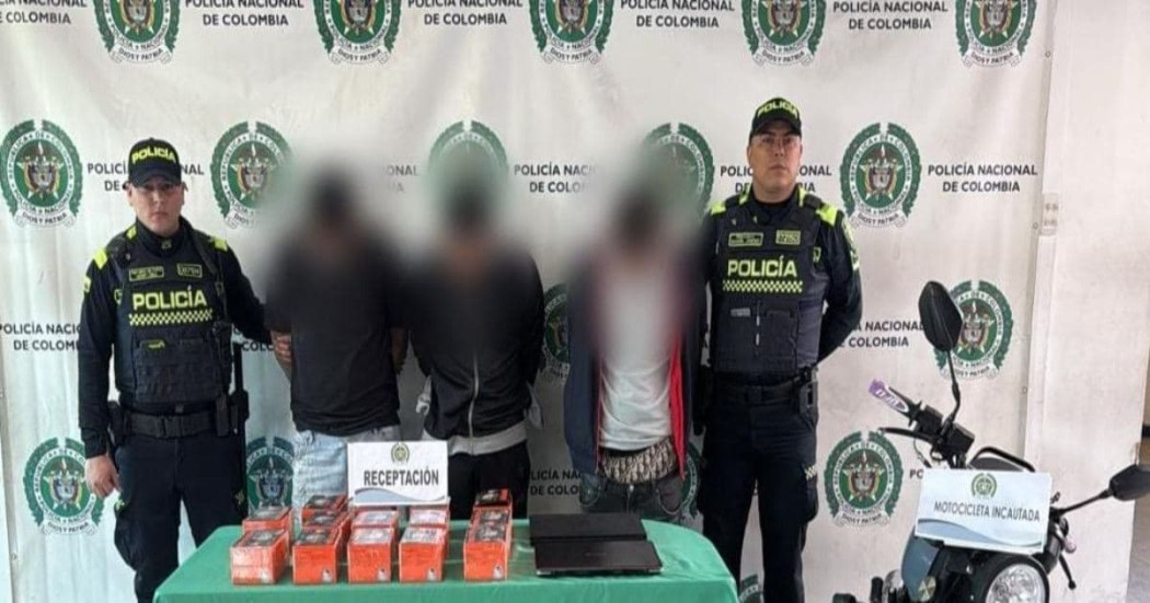 Foto de tres capturados junto a policías