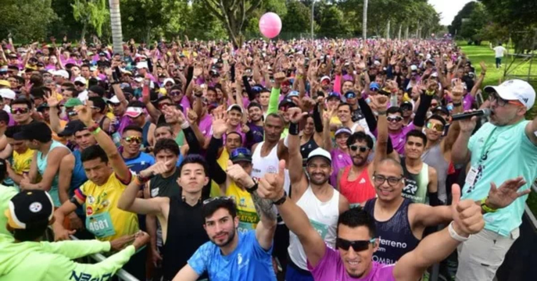 Participantes de la media maratón de Bogotá esperando la salida de la carrera