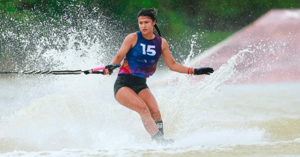 Daniela Verswyvel compite en esquí náutico durante prueba en los XXV Juegos Centroamericanos y del Caribe 2026