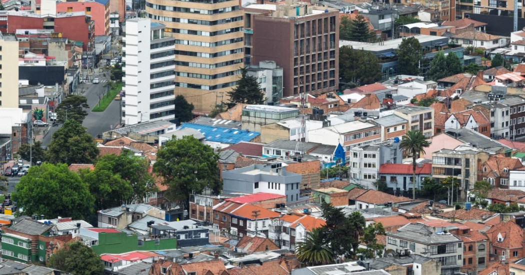Vista aérea de barrio residencial de Bogotá con edificaciones, zonas verdes y vías urbanas.