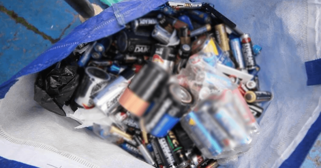 Foto que muestra una bolsa llena de pilas