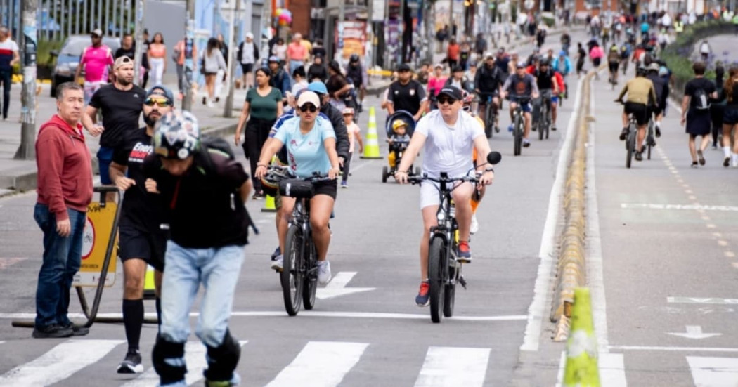 Personas en bicicleta y peatones comparten ciclovía de Bogotá durante jornada dominical