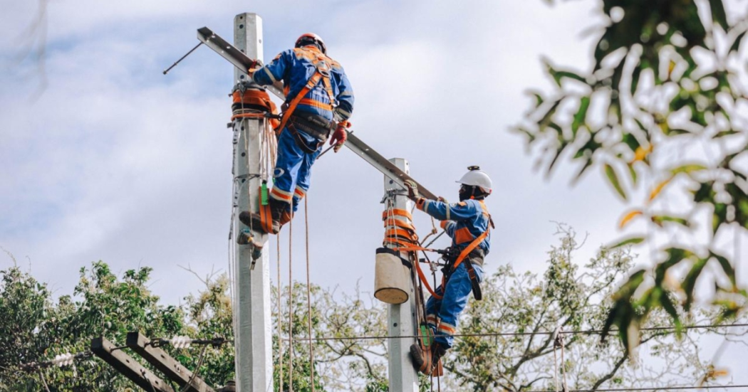Foto que muestra dos personas con el uniforme de Enel Colombia 