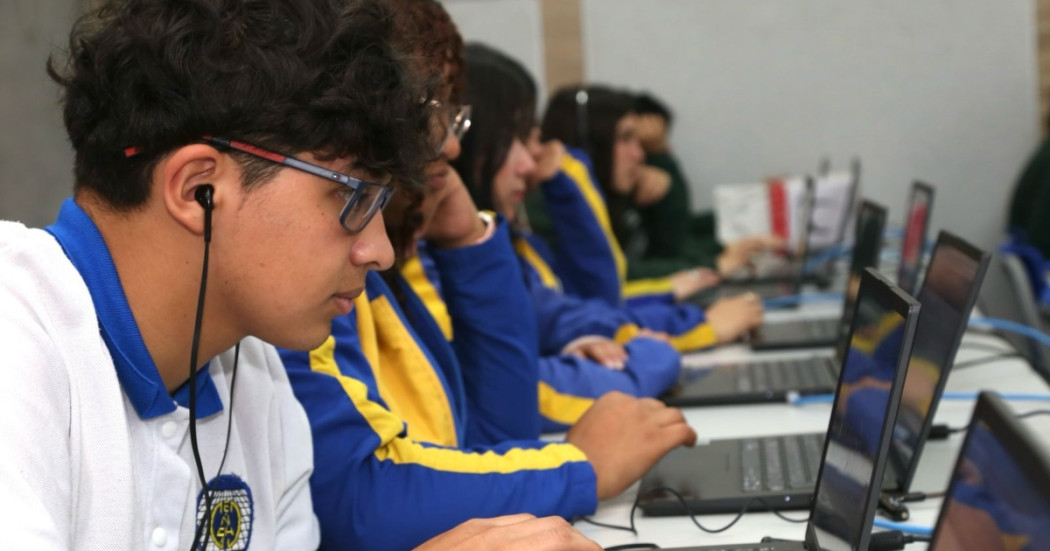Foto que muestra estudiantes en un salón de clases