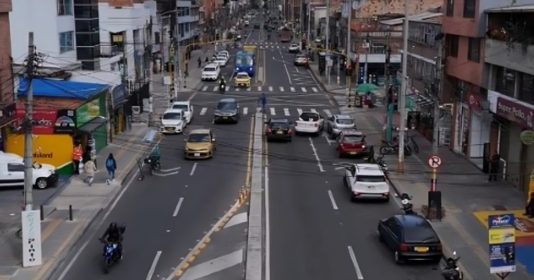 Foto que muestra vehículos y vías en Bogotá.