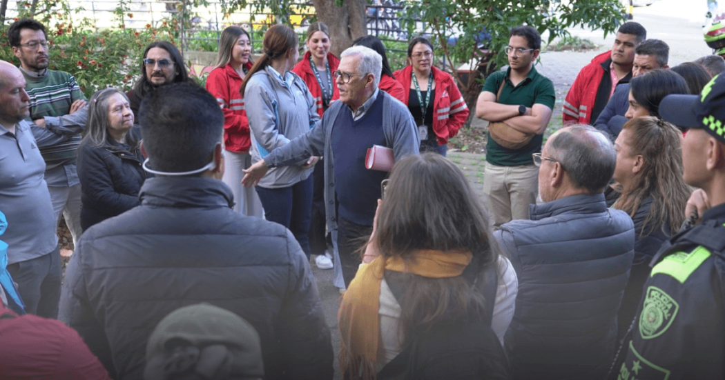 Foto que muestra un grupo de personas reunidas y hablando