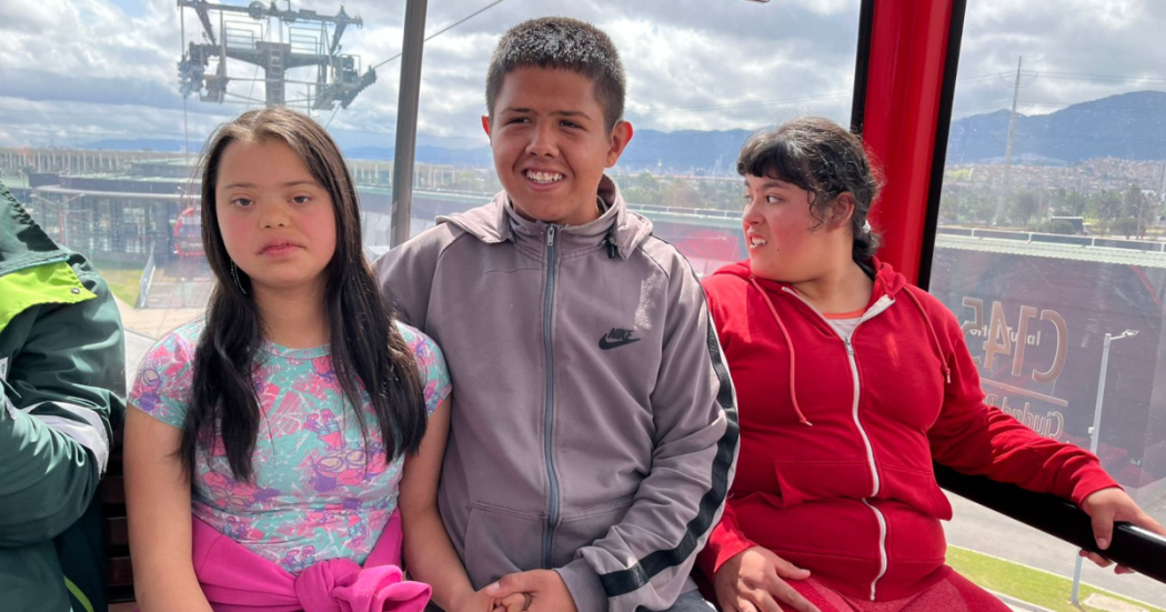 Imagen de niños y niñas dentro de un TransMicable