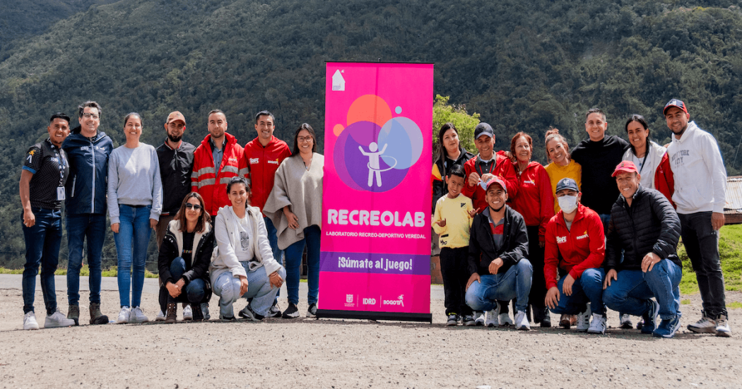 Participantes y equipo de Recreolab durante jornada recreodeportiva comunitaria en Bogotá