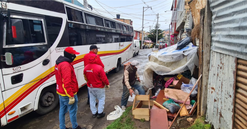 Foto de funcionarios del Distrito en operativo de limpieza