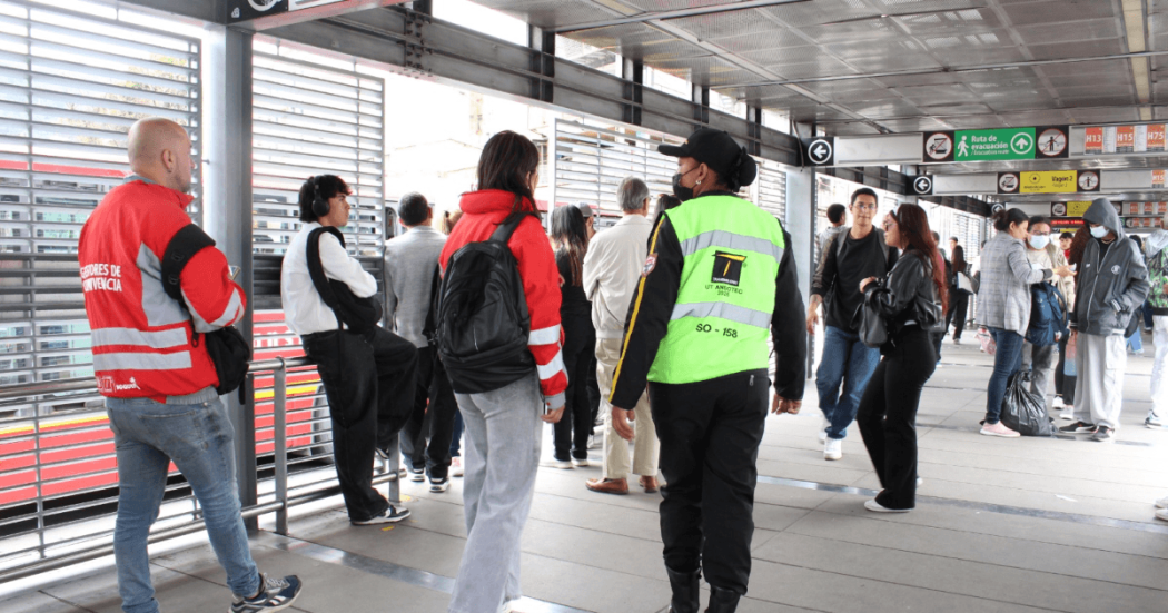 Personal de TransMilenio y gestores de Convivencia supervisando la seguridad en una estación de TransMilenio.