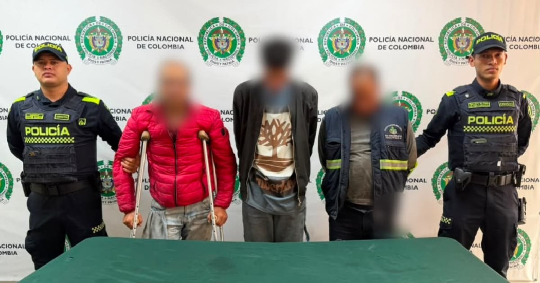 Tres personas capturadas por hurto de mármol, en medio de dos policías.