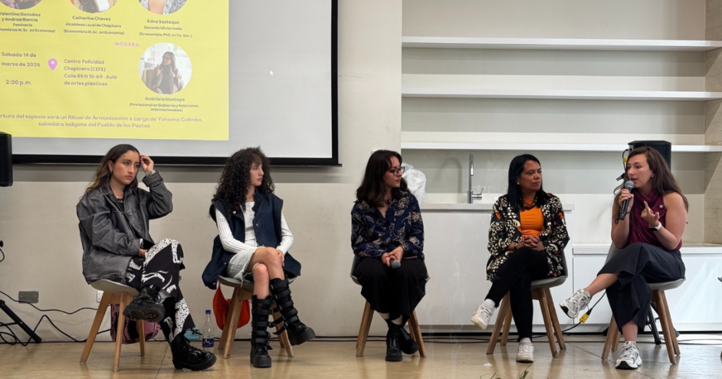 Foto de 4 mujeres hablando mientras estan sentadas 