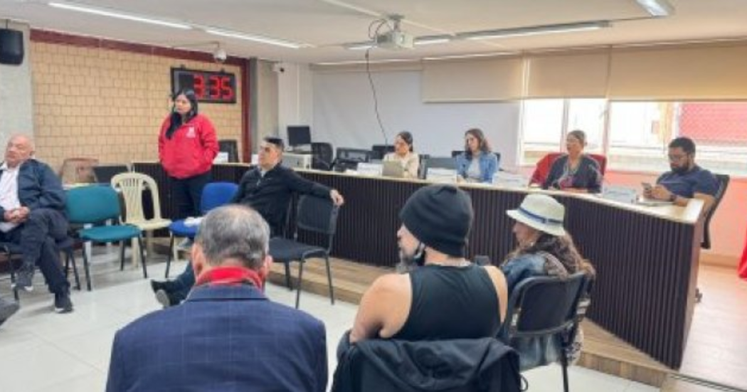 Foto de un grupo de funcionarios de la Alcaldía Local de Santa Fe