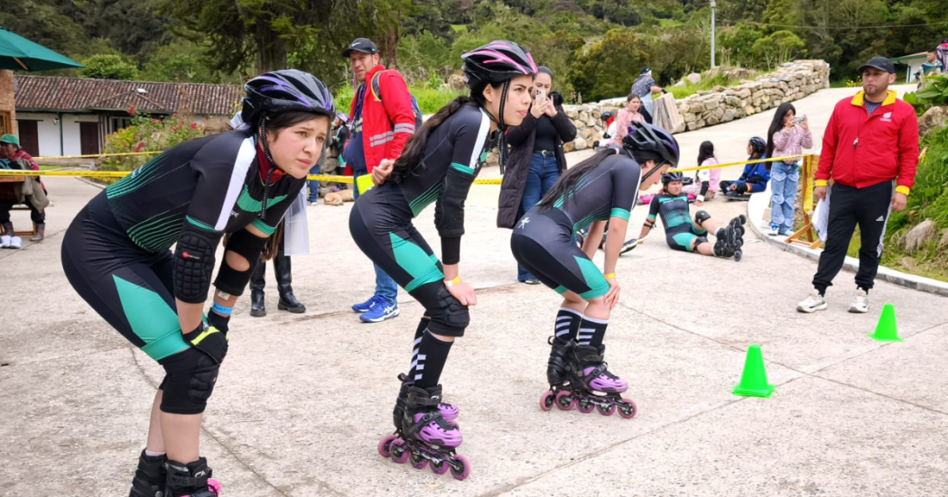 Foto de un grupo de patinadoras de Bogotá