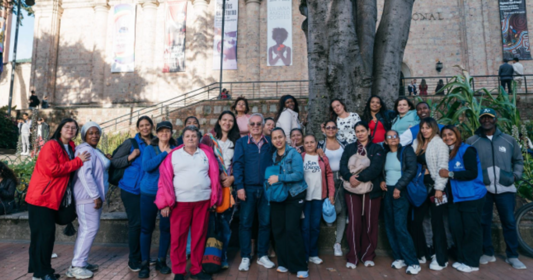 Foto de un grupo de ciudadanos al frente del Museo Nacional