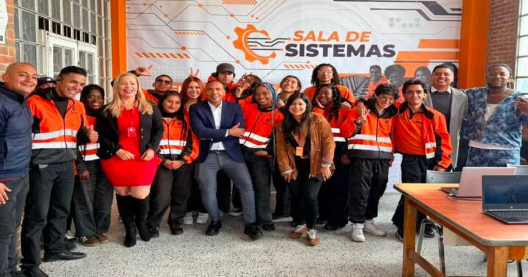 Estudiantes recibiendo la donación de computadores