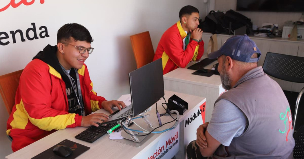 Funcionarios de Hacienda atendiendo a un ciudadano