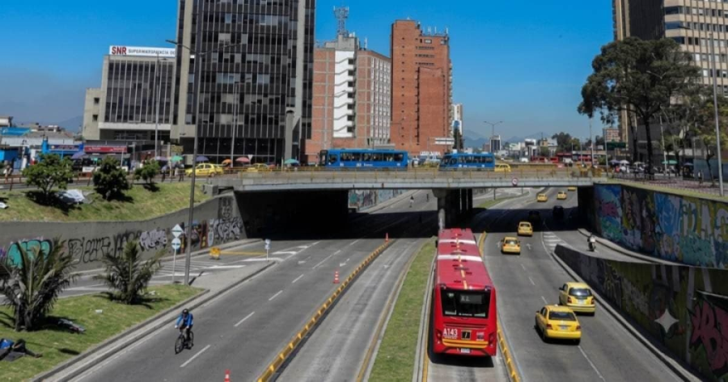 Foto de un taxi en una vía de Bogotá.