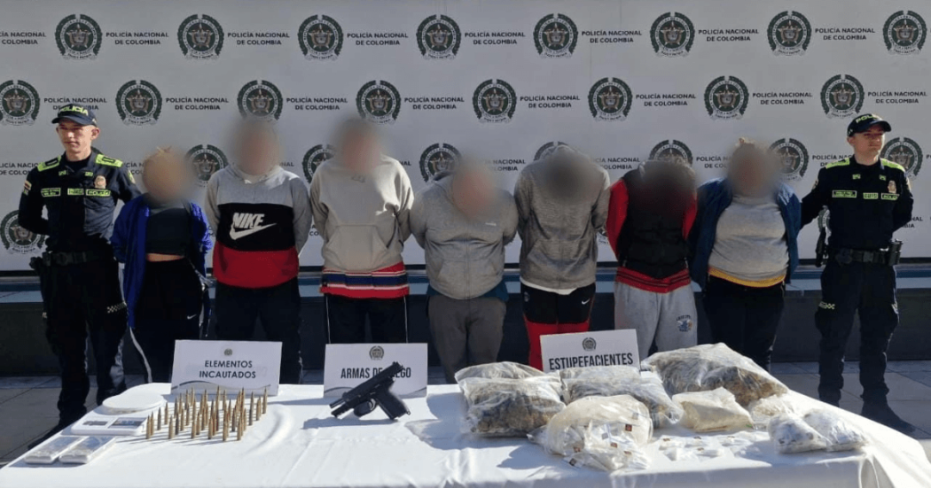 Foto que muestra siete capturados y dos policías 