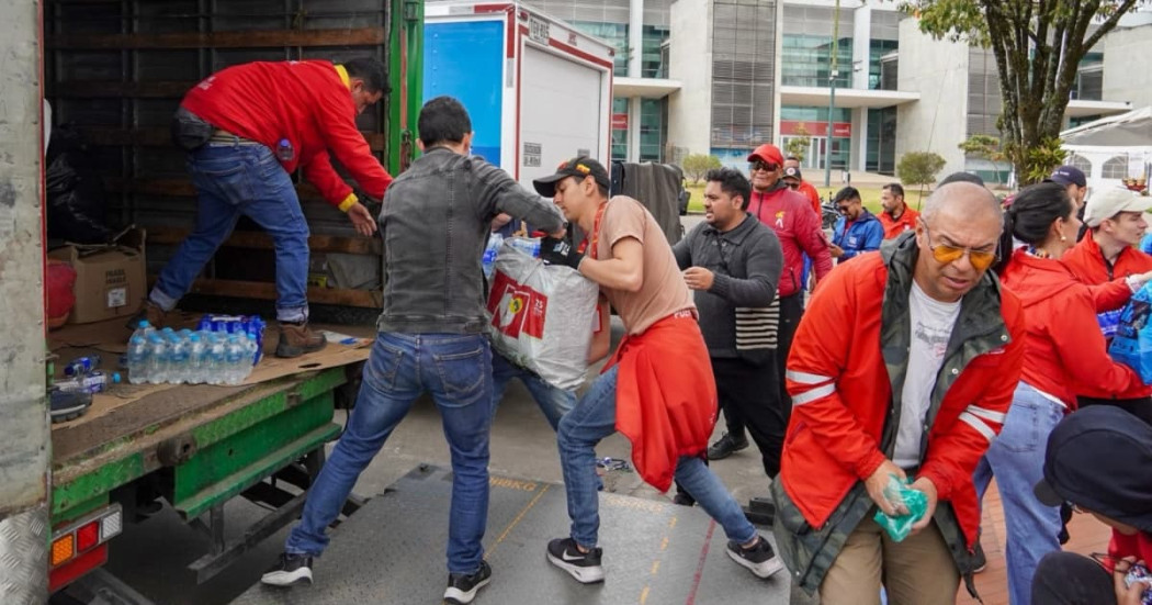 Personas descargando ayudas humanitarias de un camión 