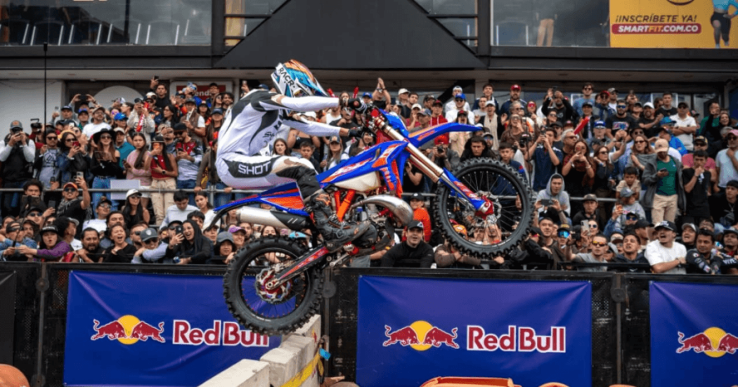 Motociclista realiza maniobra de exhibición sobre obstáculos durante Red Bull Moto Urbano en el Festival de Verano 2026 de Bogotá.