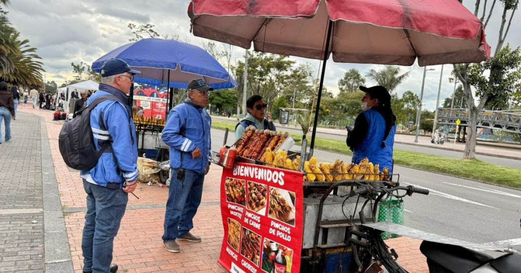 Foto de gestores sociales del IPES en procesos de abordaje a vendedores informales en Bogotá.