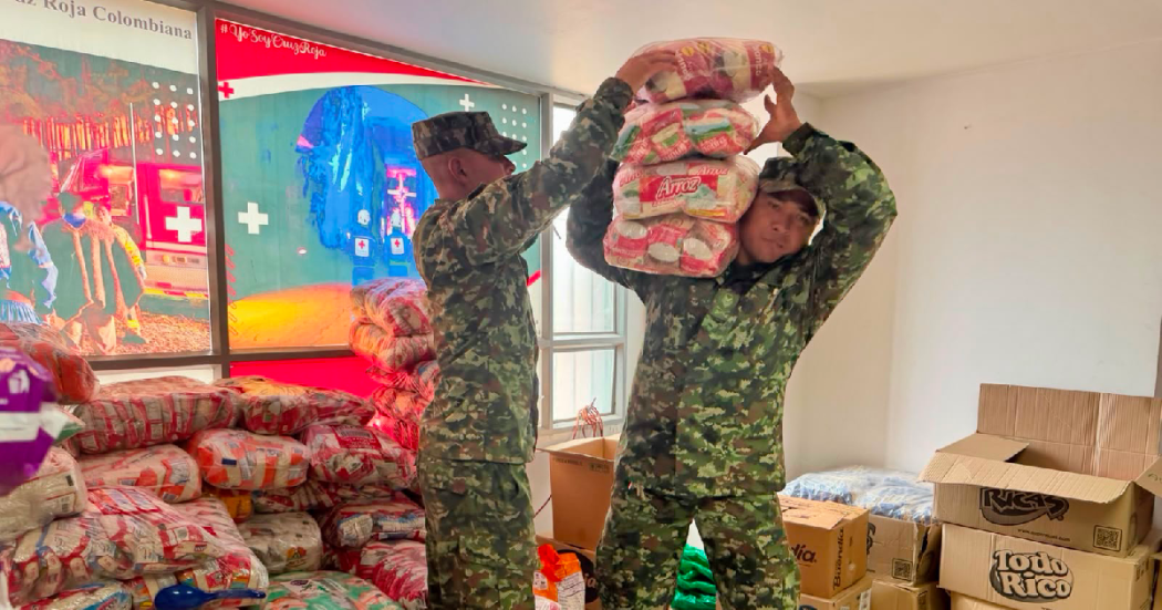 Militares recolectando ayudas para afectados por terremoto