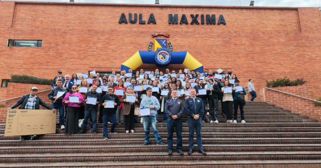 Foto de ciudadanos de la localidad de Usme con certifiados de participación ciudadana